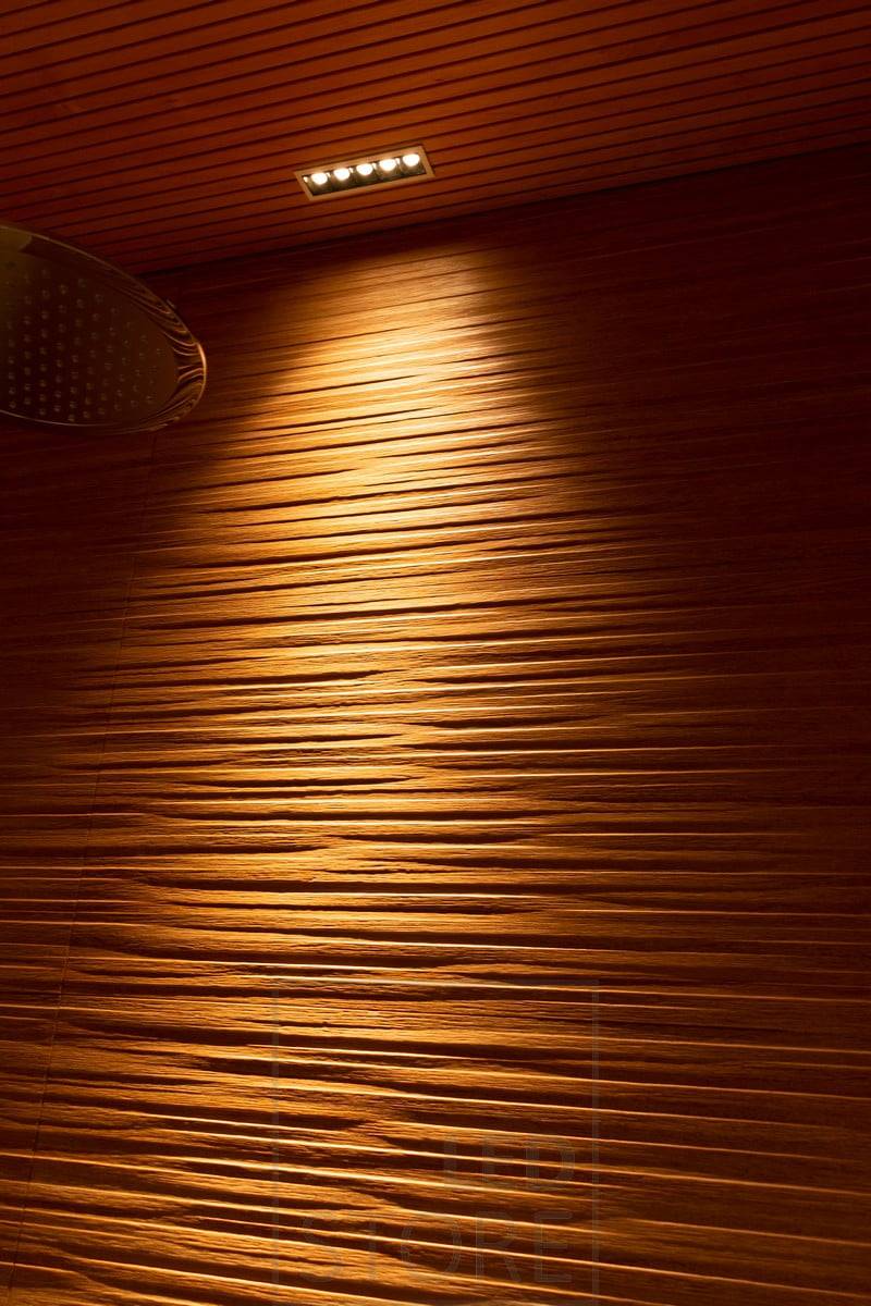 Led LINJA 5 hebt die schönen gemusterten Fliesen der Dusche hervor. Die Textur wird durch die Beleuchtung wunderbar hervorgehoben. Ledstore.fi