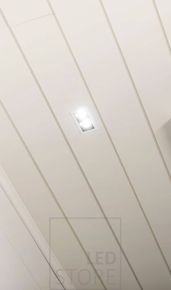 Die weiß gerahmte Led LINJA 2 ist in einer weißen Decke schön unaufdringlich. Ledstore.fi