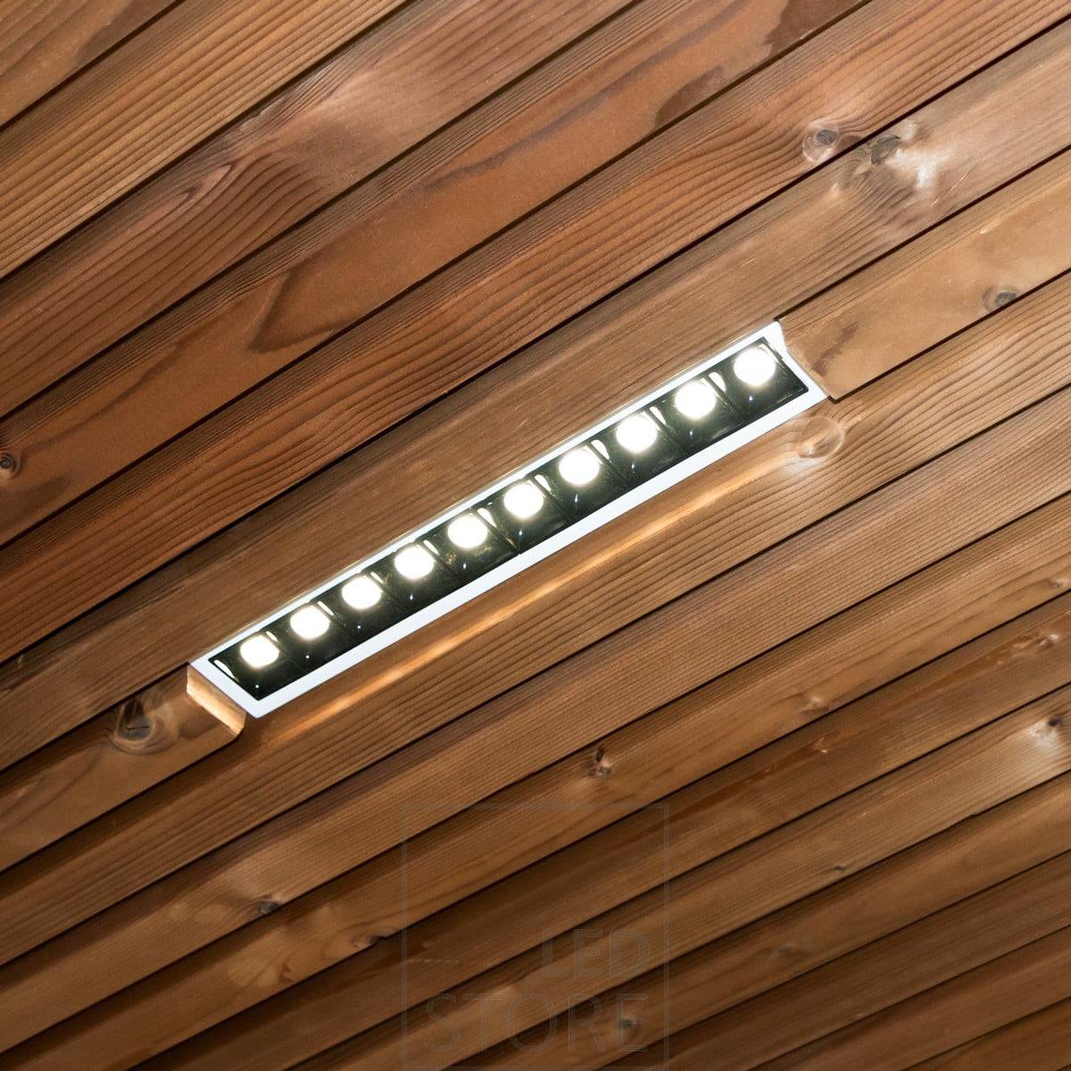 LINJA 10 ist eine Wandeinbauleuchte mit 10 2W-Strahlern. Die LINJA 10 eignet sich perfekt für die Beleuchtung von Innenräumen mit engem Winkel, z. B. als Akzentbeleuchtung für Wandflächen und Gemälde, in Fluren und für diejenigen, die eine allgemeine Beleuchtung mit engem Winkel benötigen. Ledstore.fi