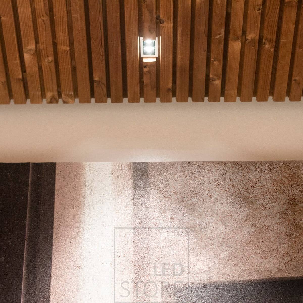 Led LINJA 2-Strahler, der ein Gemälde auf einem Deckenstreifen hervorhebt. Die Leuchte ist in der Leiste versenkt und daher sehr unauffällig. Ledstore.fi