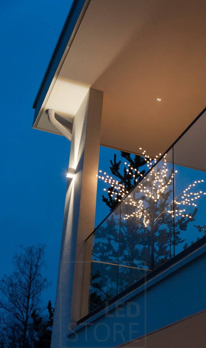 Die Terrasse wird von LINJA 2-Strahlern beleuchtet, und die Fassade wird von einer FUNK-Wandleuchte in Weiß erhellt. Ledstore.fi
