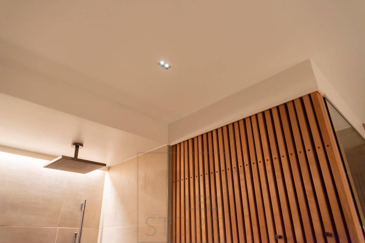 LINE 2 an der Badezimmerdecke als engstrahlender Strahler, hinter der Dusche als Stimmungslicht mit einem LED-Streifen, der indirektes Licht ausstrahlt. Ledstore.fi