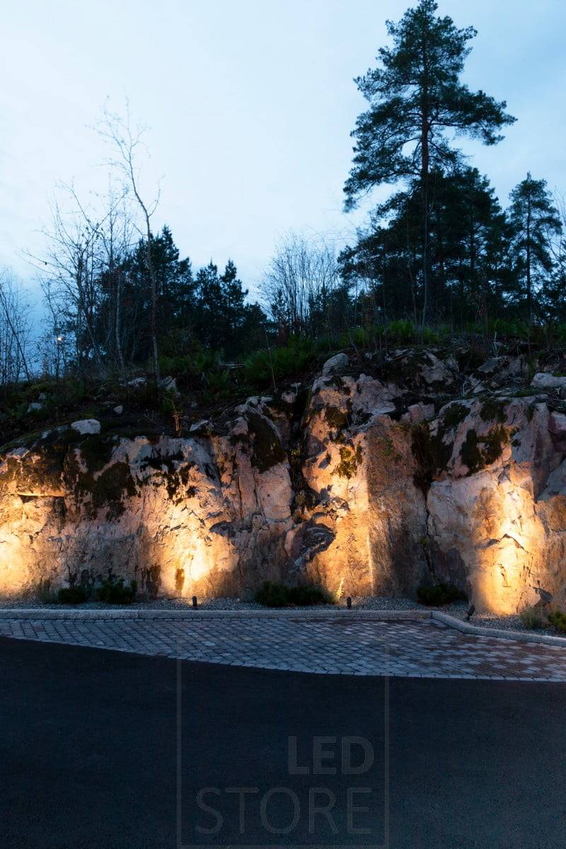 SPIKE Bodenleuchten beleuchten einen Felsen mit stimmungsvollem, indirektem Licht. Ledstore.fi