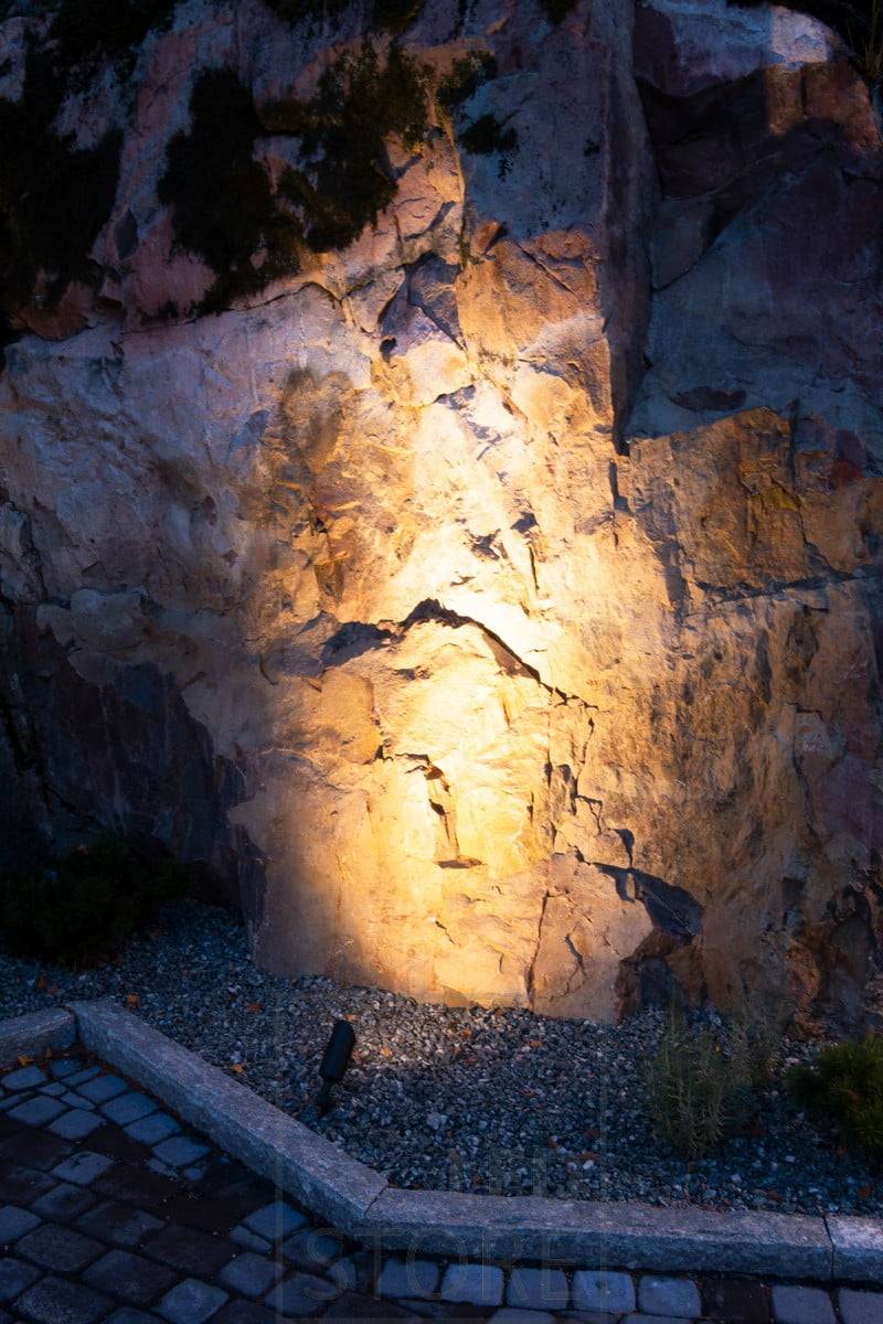 Die Led-Bodenleuchte SPIKE ist eine vielseitige Außenleuchte. Der Rahmen und der Blendschutz sind verstellbar und die Leuchte ist IP65 geschützt. Ledstore.fi