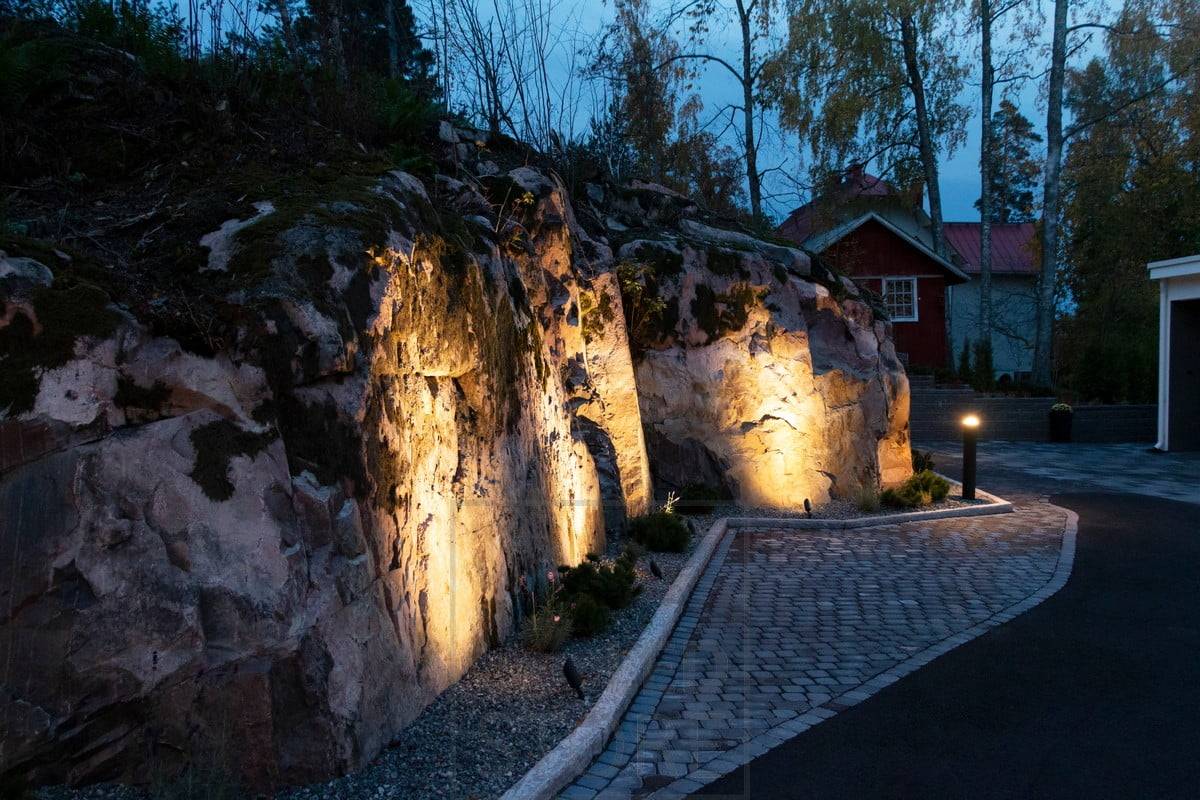 Led SPIKE Bodenleuchte, die den Felsen beleuchtet und hervorhebt. Ledstore.fi