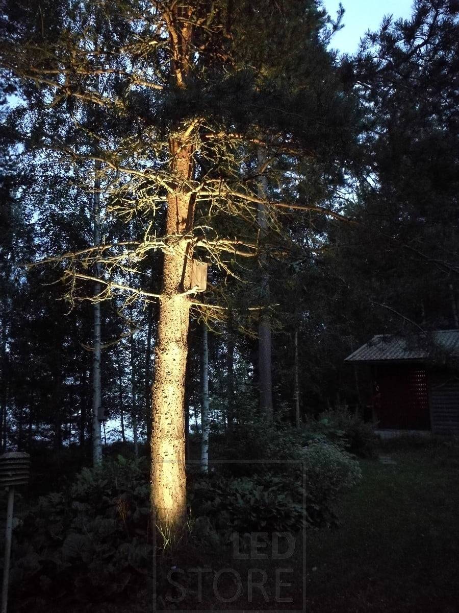 Stimmungsvolle Außenbeleuchtung im Hof mit SPIKE Bodenleuchte. Ledstore.fi