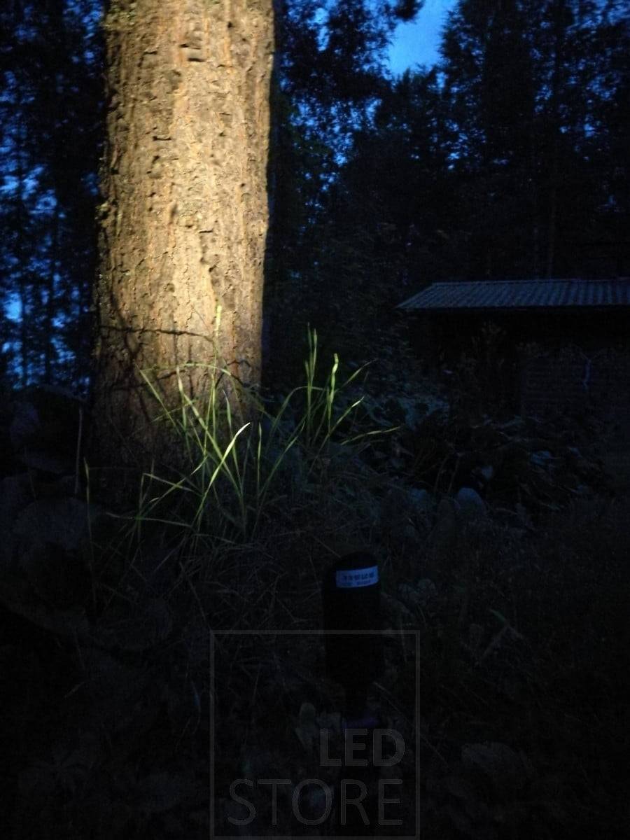 Led-Bodenlicht-Spike, der einen Baum beleuchtet. Die Lampe hat genug Leistung, um auch große Objekte im Freien zu beleuchten. Ledstore.fi