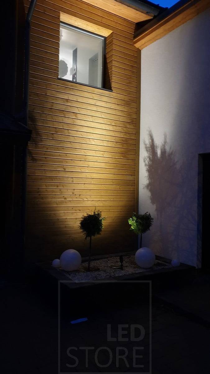 Led-Bodenleuchte MAA - bietet dank ihrer Richtwirkung vielseitige Möglichkeiten für die Außenbeleuchtung, ob Sie nun eine Fassade, Bäume oder eine Einfahrt beleuchten. Ledstore.fi