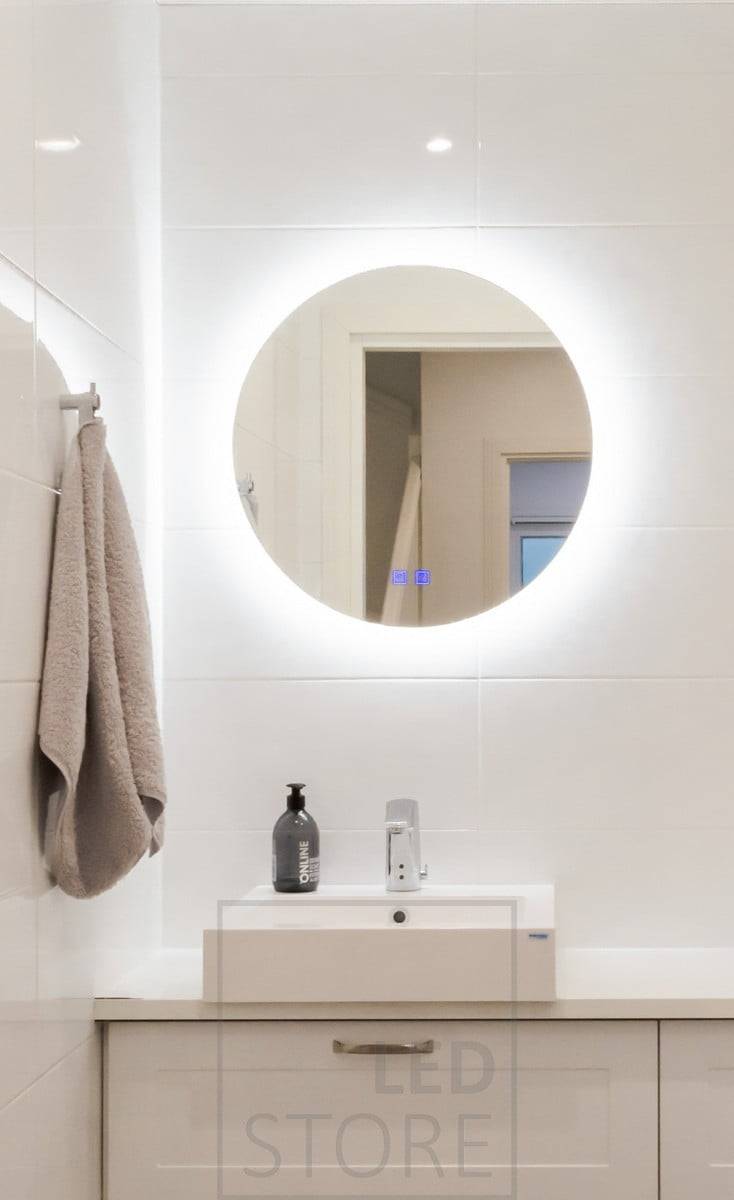 Atmosphärisches Licht im Badezimmer mit einem Lichtspiegel. Der Spiegel hat einen Durchmesser von 600 mm und ist daher ideal für kleinere Räume. Ledstore.fi