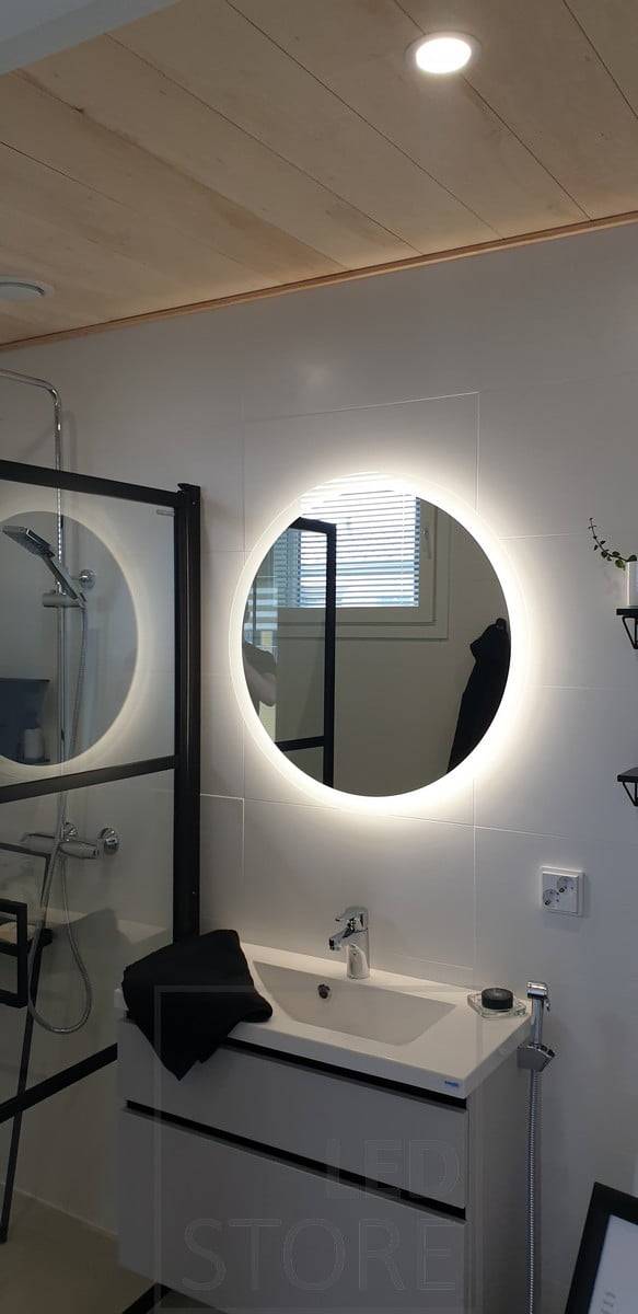 Badezimmer beleuchtet mit Scheinwerfer und Led-Lichtspiegel. Ledstore.fi