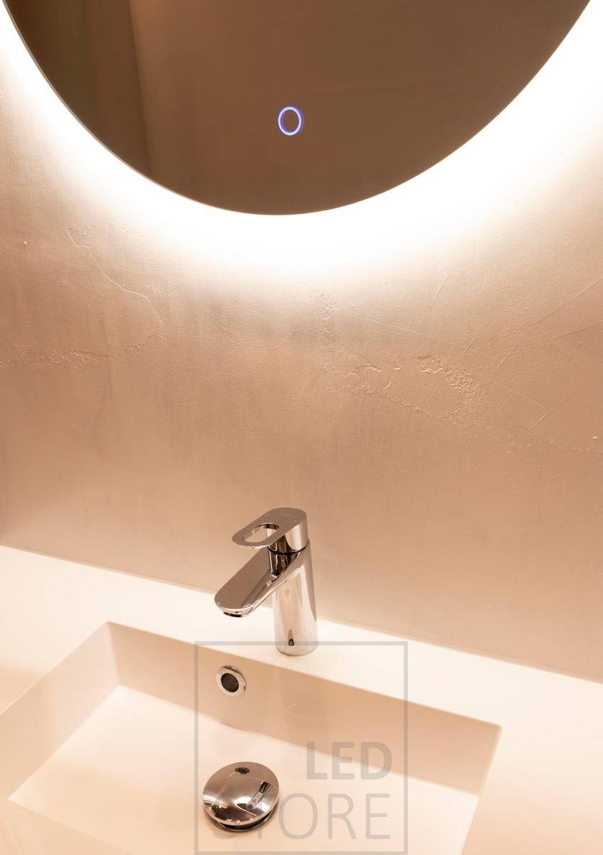 Bei dem runden MOON-Spiegel kommt das Licht indirekt von der Seite, so dass die Farbe und der Glanz der Wand hinter dem Spiegel einen großen Einfluss auf die Lichtausbeute haben. Ledstore.fi