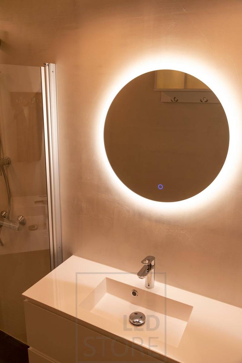 Der runde Lichtspiegel MOON hat einen Durchmesser von 600 mm und ist damit ideal für kleinere Räume. Ledstore.fi