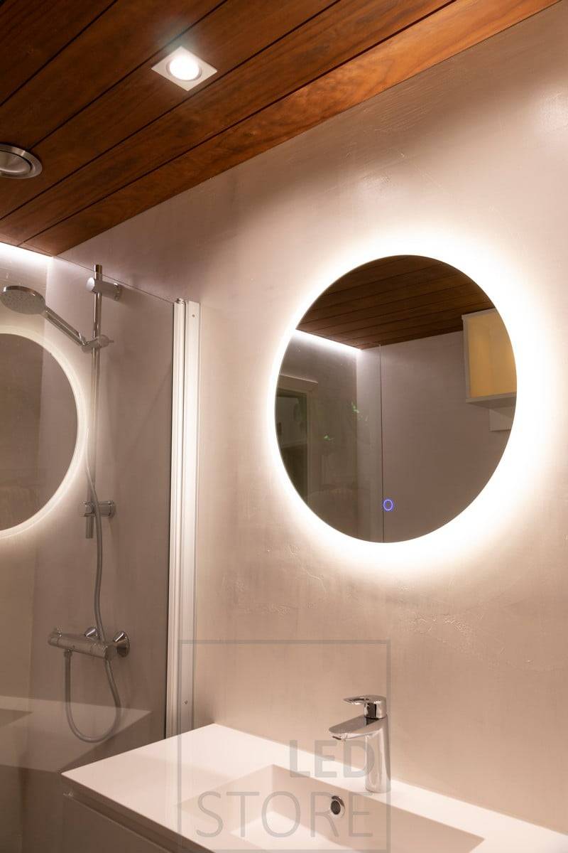 Der kleinere MOON-Lichtspiegel mit einem Durchmesser von 600 mm ist ideal für Bäder und Toiletten, um Atmosphäre und zusätzliche Beleuchtung zu schaffen (IP55). Ledstore.fi