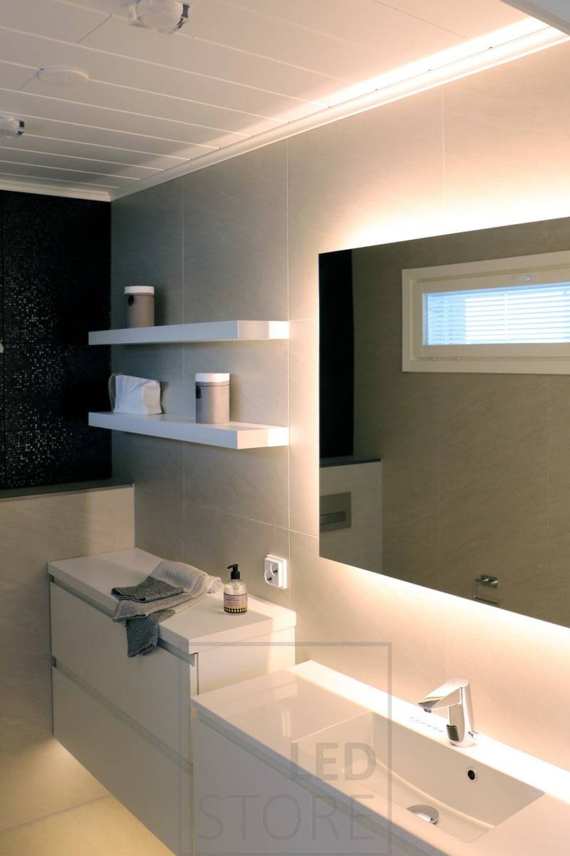 Sanfte und stimmungsvolle Beleuchtung im Badezimmer mit einem Lichtspiegel und einem LED-Lichtband unter der Decke. Ledstore.fi