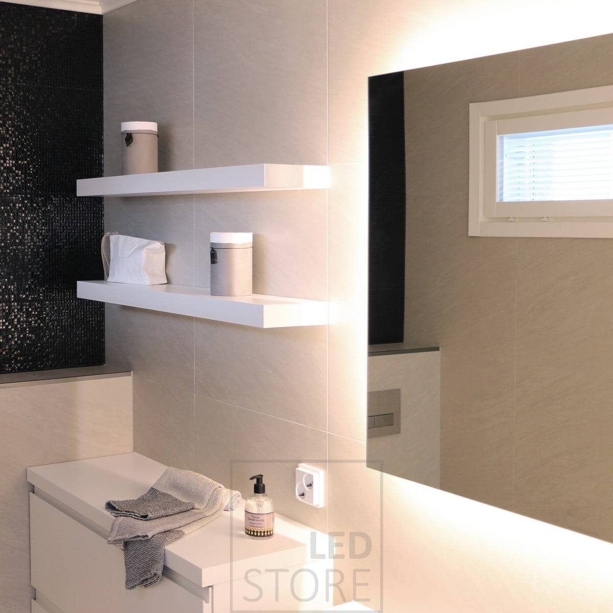 Sanfte und stimmungsvolle Beleuchtung im Badezimmer, ergänzt durch einen Lichtspiegel. Ledstore.fi