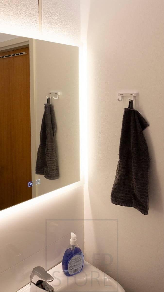 Kleinerer HALO-Lichtspiegel, der das Badezimmer beleuchtet. Der Spiegel ist stilvoll und bringt Atmosphäre in den Raum. Ledstore.fi