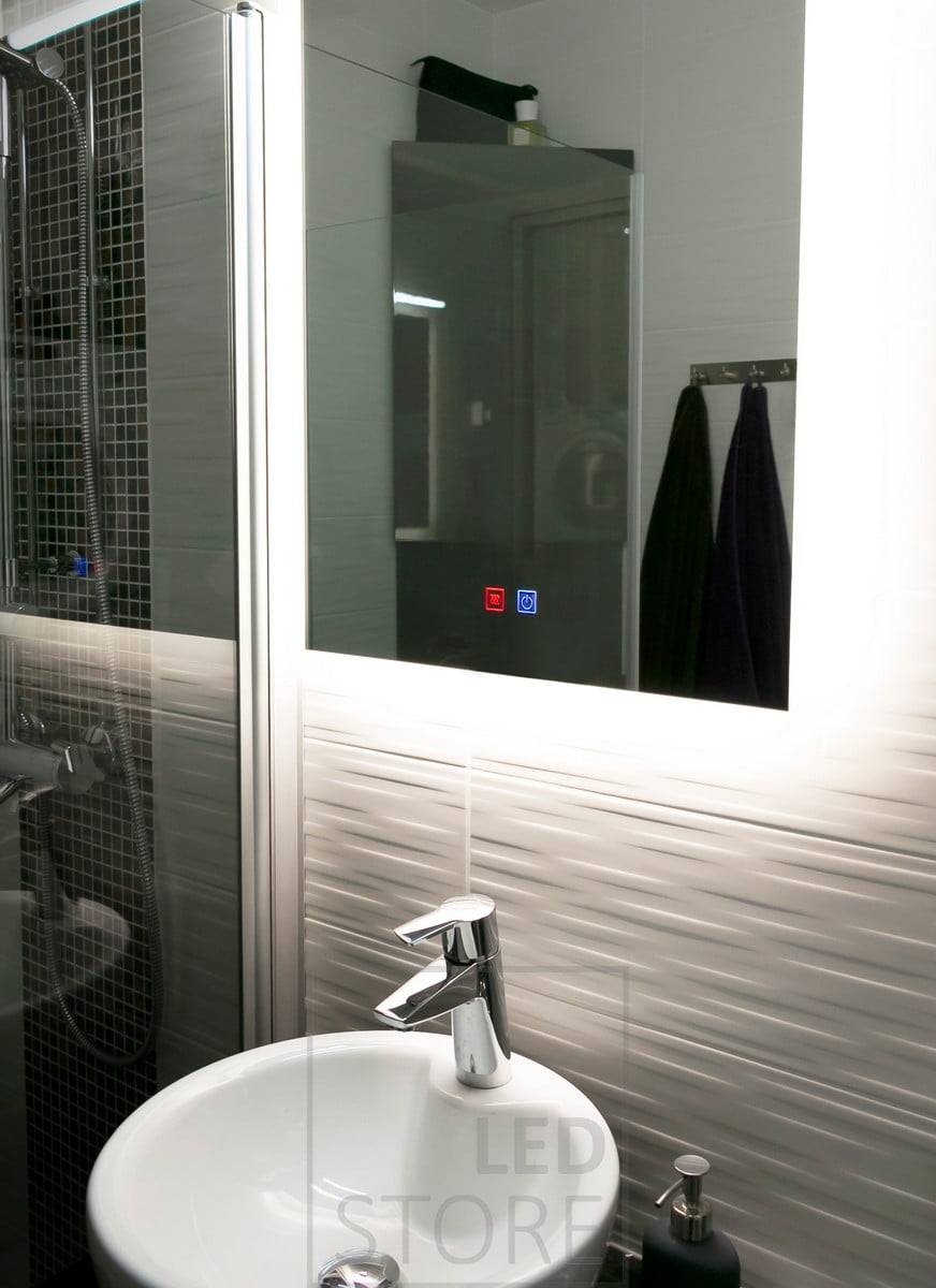 Der Led-Lichtspiegel HALO beleuchtet elegant das Badezimmer und hebt die gemusterten Fliesen hinter dem Spiegel hervor. Ledstore.fi