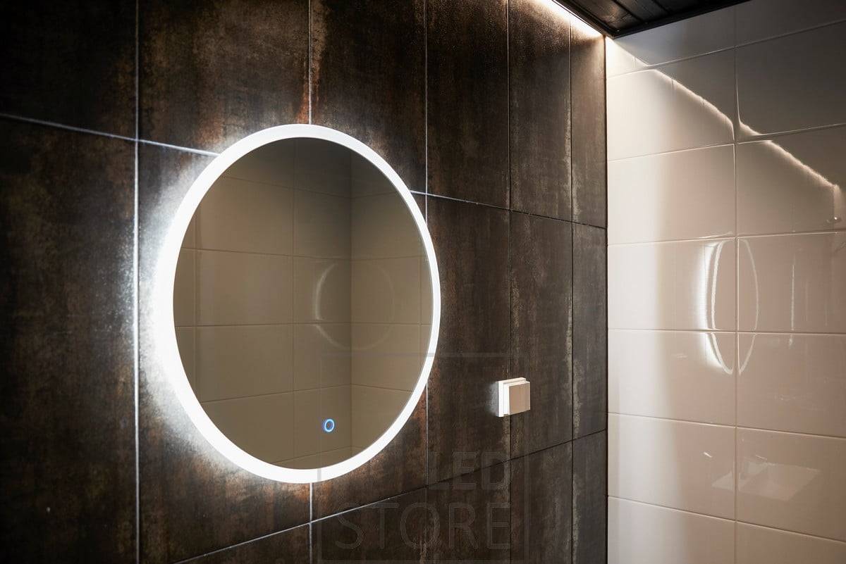 MOON-Lichtpaneel, das das Badezimmer mit indirektem Licht durch die Wand beleuchtet. Das Licht kommt indirekt von allen Seiten, so dass die Farbe und der Glanzgrad der Wand hinter dem Spiegel einen großen Einfluss auf die Lichtleistung haben. Ledstore.fi