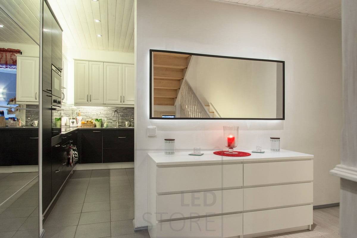 LED-Leiste hinter dem Spiegel im Rahmen montiert, beleuchtet die Wand mit indirektem Licht und hebt den Spiegel hervor. Ledstore.fi