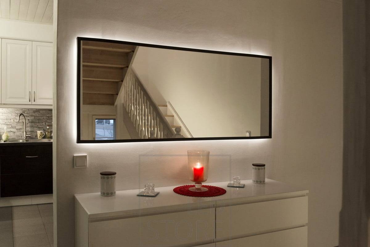 Mit LED-Band beleuchteter Spiegel. Hinter dem Spiegel im Rahmen montierte LED-Leiste, die die Wand mit indirektem Licht beleuchtet. Ledstore.fi
