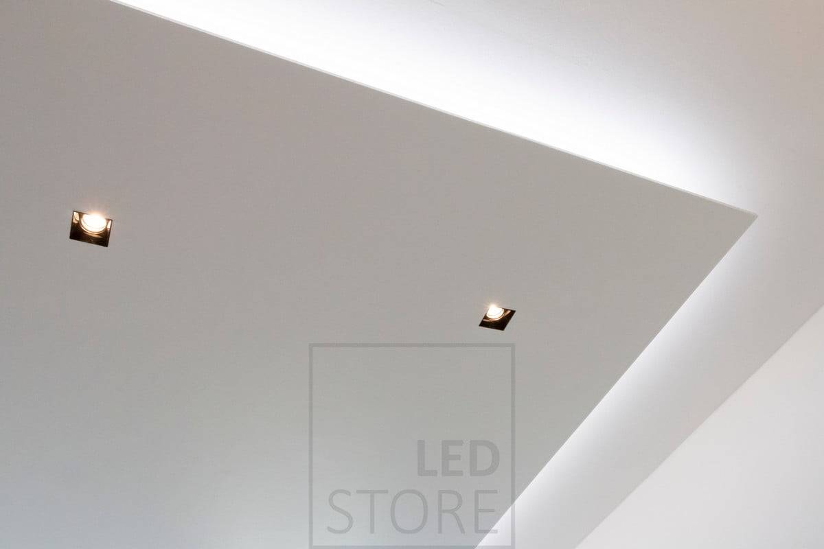 Architektonische und im Dach verschwindende Spots. Das Licht kommt wunderschön aus einem einzigen Punkt und der innere Ring der Leuchte ist schwarz, was die Wirkung des unsichtbaren Downlights noch verstärkt. Ledstore.fi