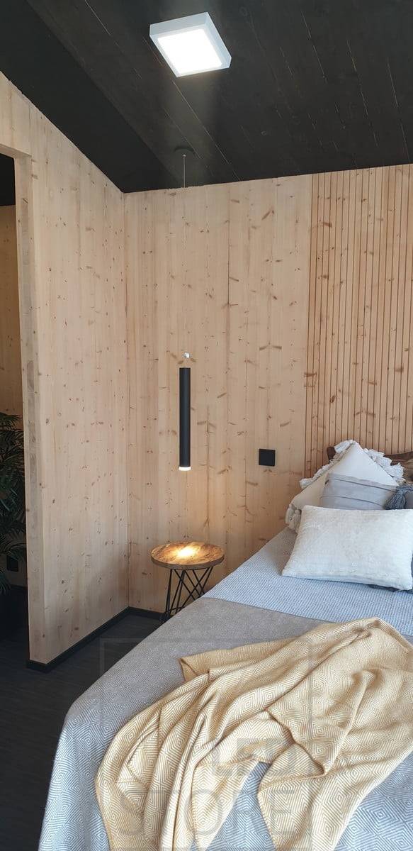 Led PIIPPU Leuchte als Leselicht neben dem Bett. Der Öffnungswinkel der Leuchte ist zwischen 10 und 60 Grad einstellbar. Ledstore.fi