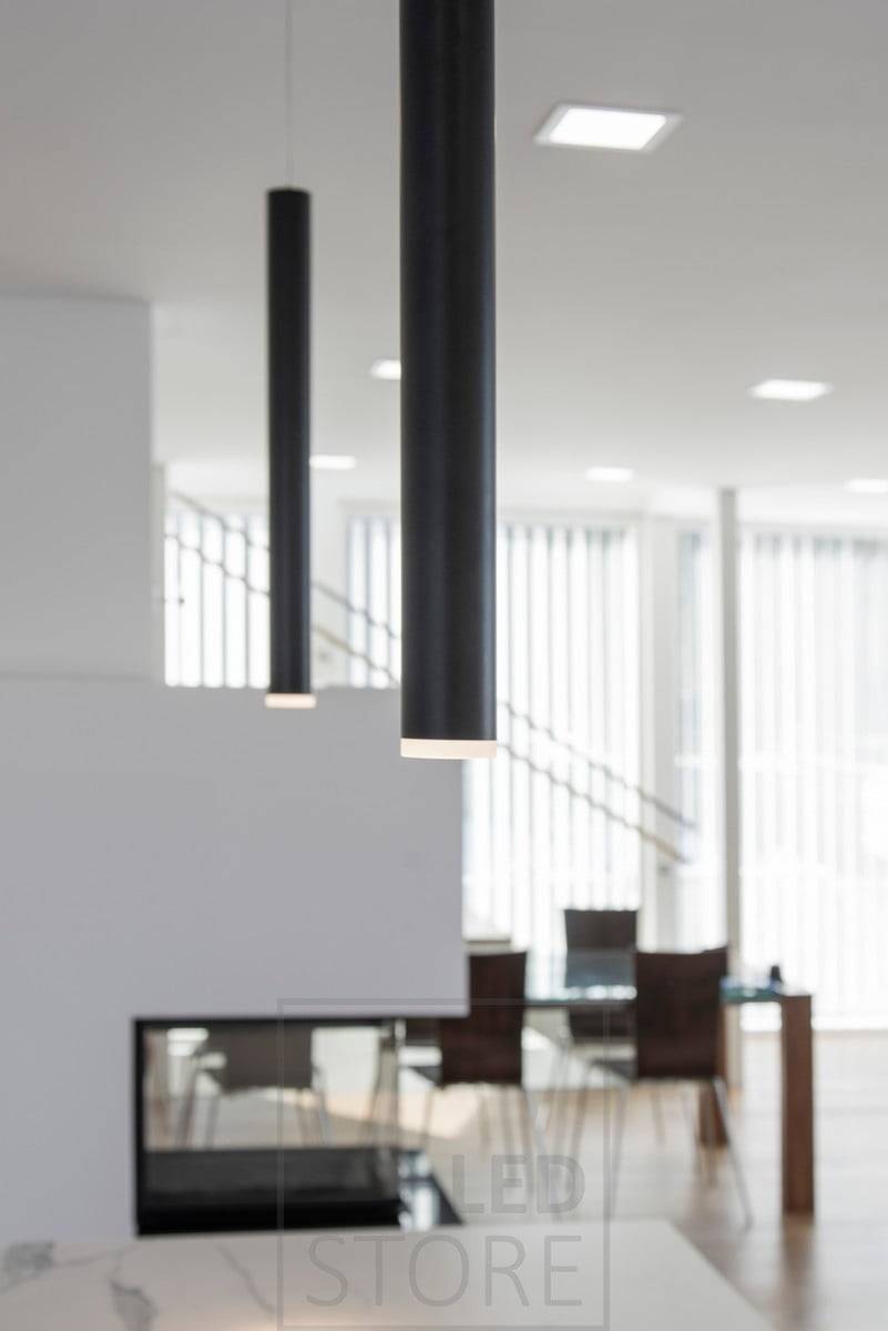 Led PIIPPU ist eine schlichte, schwarze Pendelleuchte, die sowohl allein als auch in einer Gruppe ein tolles Stimmungslicht abgibt. Leddstore.fi