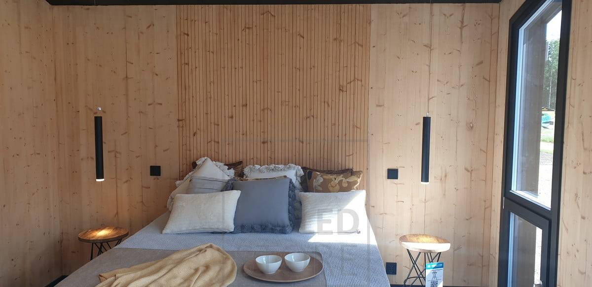 Auf beiden Seiten des Bettes erhellen PIPPU-Pendelleuchten als Leseleuchten das Bett mit stimmungsvollem Licht. Ledstore.fi