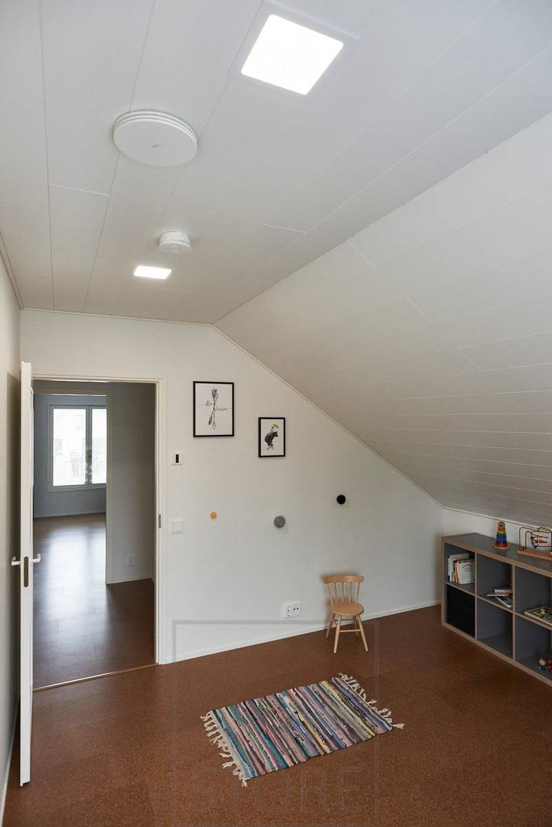 Schlafzimmerdecke mit Led-Panel-Leuchten für eine gleichmäßige und effiziente Allgemeinbeleuchtung. Ledstore.fi