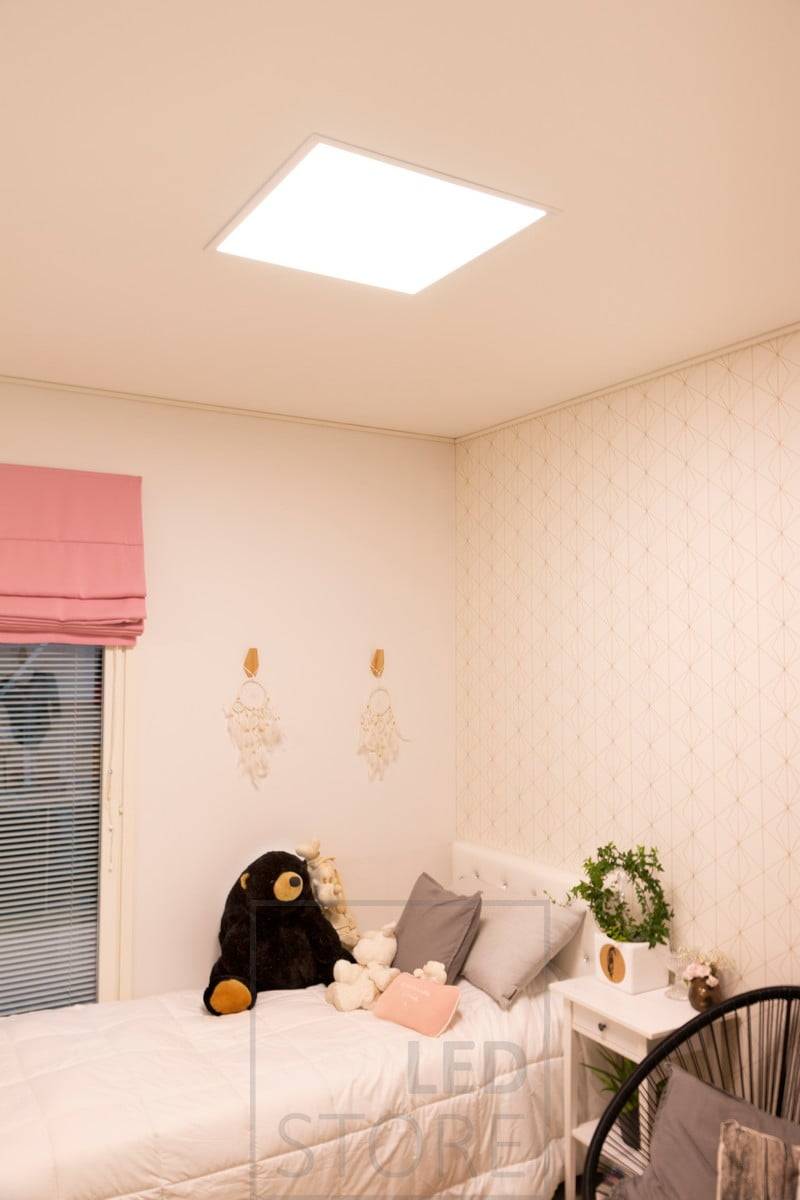 Schlafzimmerdecke mit UPPOAVA-Paneel 600x600. Die Leuchte ähnelt einem Oberlicht und ist in der Farbtemperatur einstellbar. Ledstore.fi