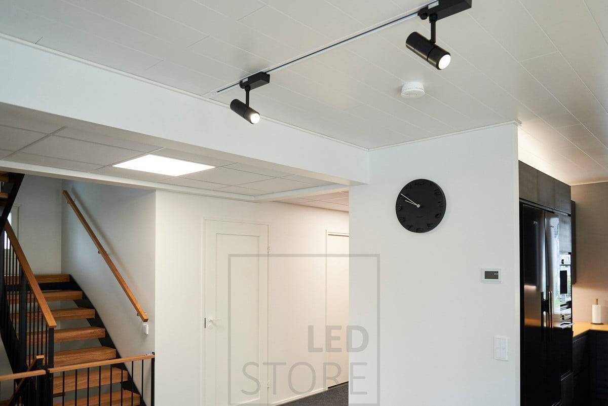 Die große Led-Panel-Leuchte leuchtet auch große Flächen effektiv aus und erzeugt einen Oberlichteffekt in der Lobby. Ledstore.fi