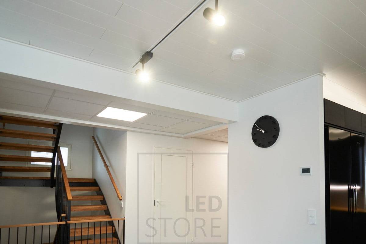 Eine große 600x600 LED-Panel-Leuchte in der Lobby, die einen Oberlichteffekt erzeugt. Ledstore.fi