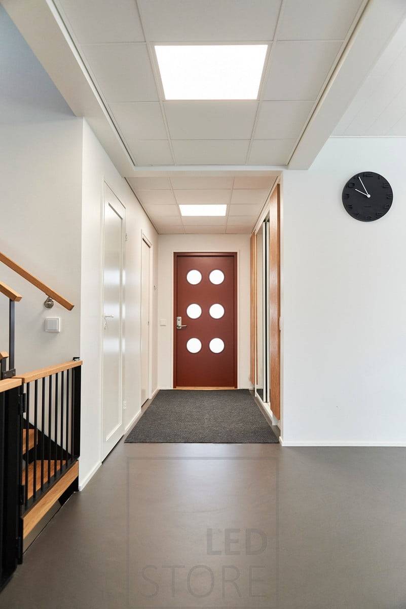 In der Eingangshalle und im Foyer befinden sich LED-Paneele, die Oberlichtern ähneln. Das Paneel leuchtet eine größere Fläche gleichmäßig aus. Ledstore.fi