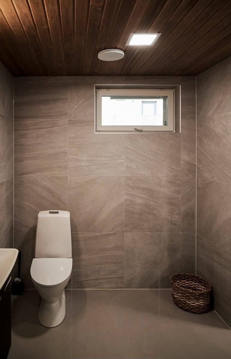 Die Led-Panel-Leuchte leuchtet das Badezimmer gleichmäßig aus und die quadratische Formensprache ist perfekt für diejenigen, die eine moderne Formensprache suchen. Ledstore.fi