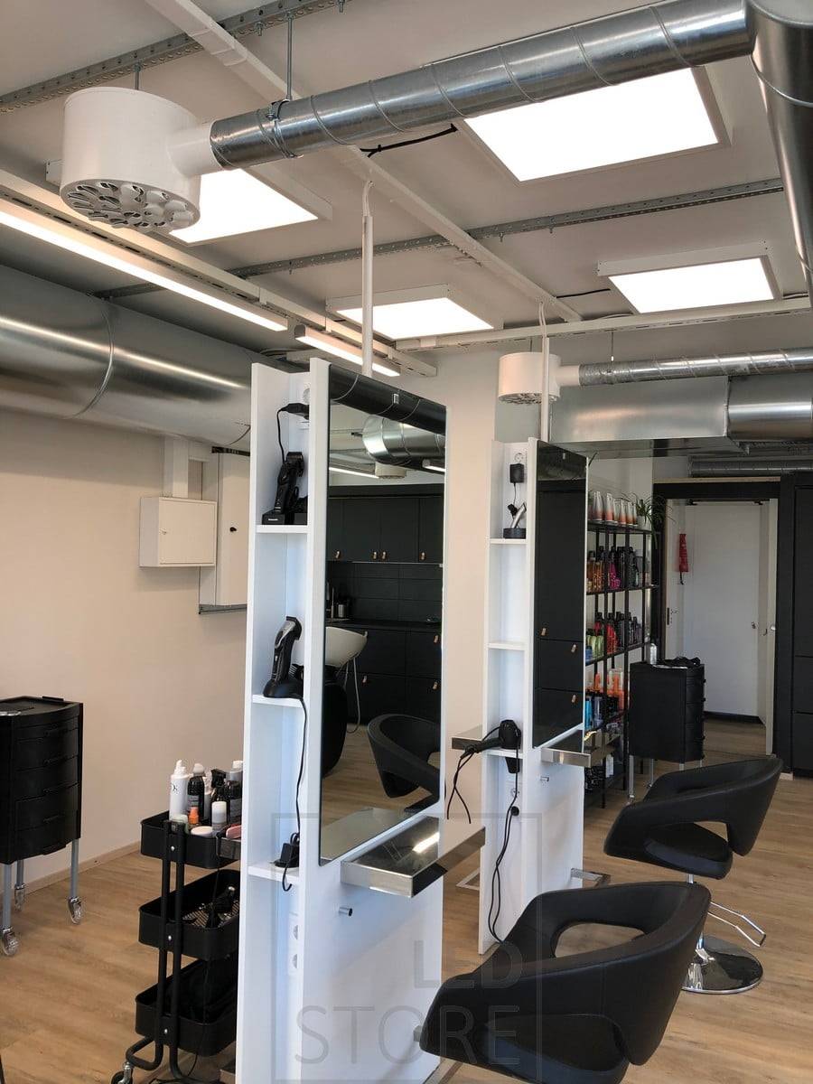 Der Friseursalon wird von 600x600 Panel-Lampen beleuchtet. Dank des guten Farbwiedergabeindex und der Farbtemperaturregelung eignet sich das Paneel auch für die Beleuchtung der anspruchsvollsten Räume. Ledstore.fi