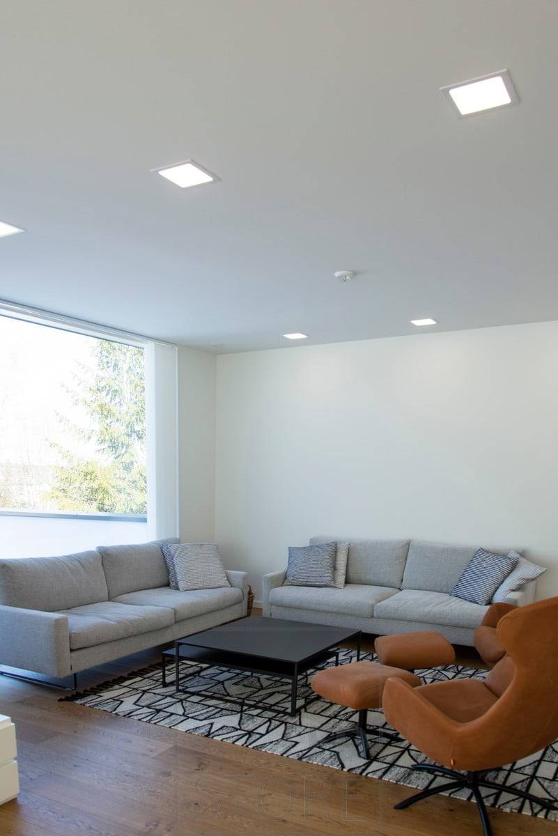Minimalistische Paneelleuchten harmonieren wunderbar mit der weißen Decke. Die moderne Formensprache passt gut zur skandinavischen Innenarchitektur. Ledstore.fi