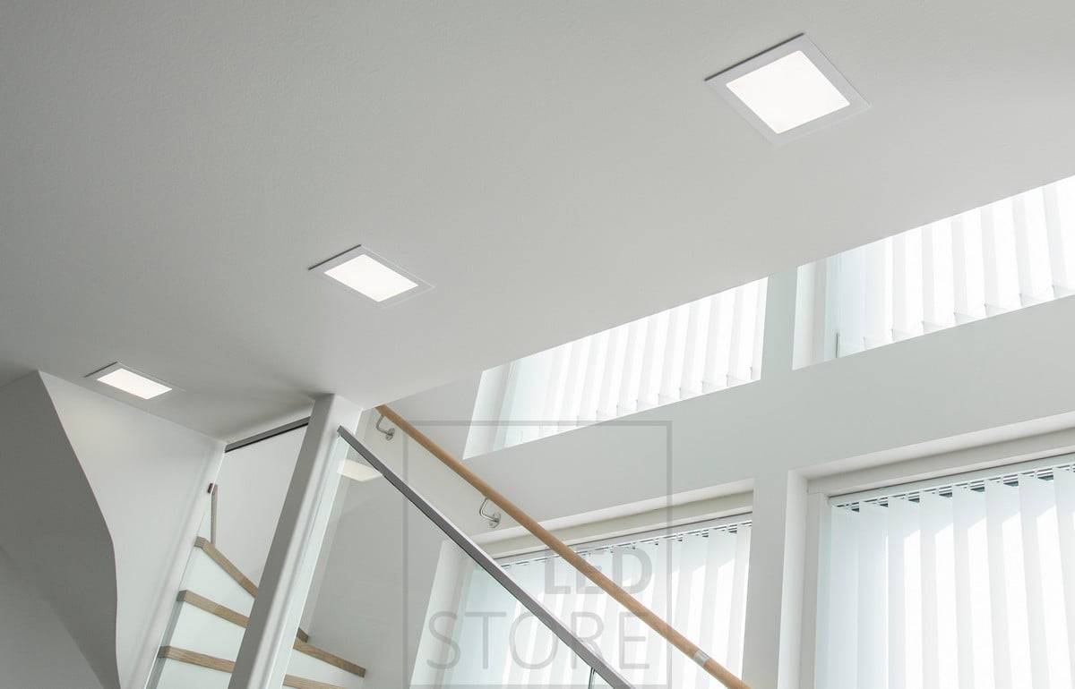 Minimalistische Paneelleuchten fügen sich wunderbar in die weiße Decke ein. Ledstore.fi