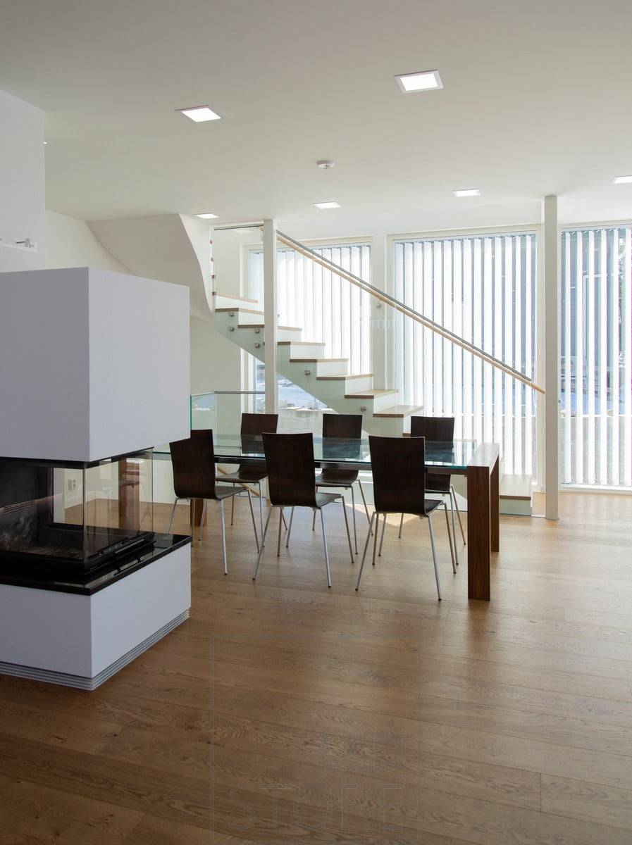 Beleuchtung im Essbereich mit Paneelleuchten. Der Look ist modern und die minimalistischen Lampen passen gut in das skandinavische Interieur. Ledstore.fi