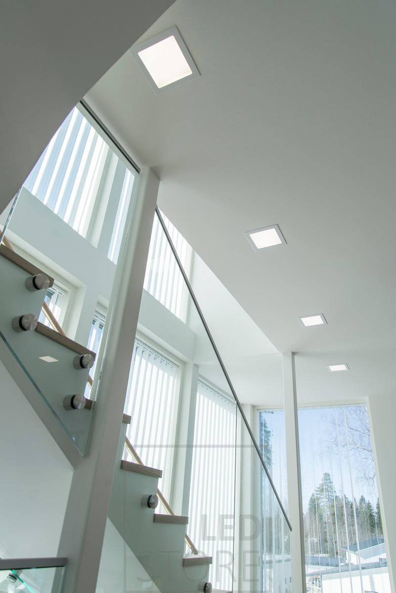 Neben der Treppe erhellen Flächenleuchten den Raum mit einer gleichmäßigen Allgemeinbeleuchtung. Ledstore.fi