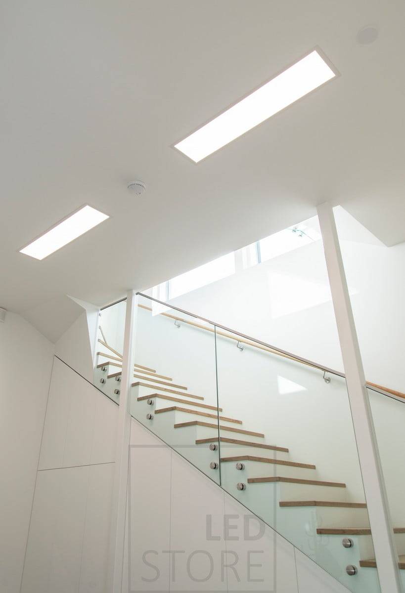 Led-Panel-Leuchten UPPOAVA 300x1200 in einer Reihe zur Beleuchtung eines Korridors. Ledstore.fi