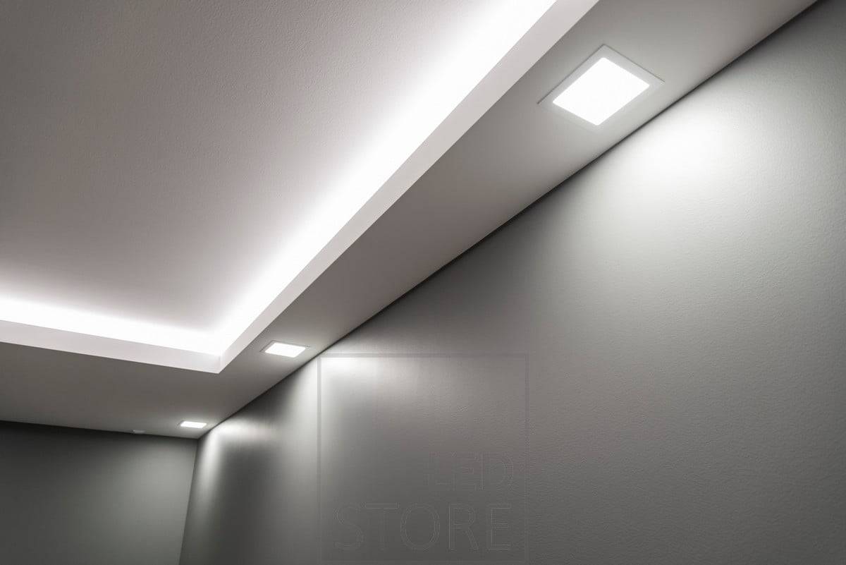 Eine Absenkung an den Rändern ist eine hervorragende Lösung für Räume, in denen nicht die gesamte Decke abgesenkt werden soll. Eingebettete LED-Paneel-Leuchten und ein LED-Streifen über dem Streifen, der die Decke beleuchtet. Ledstore.fi