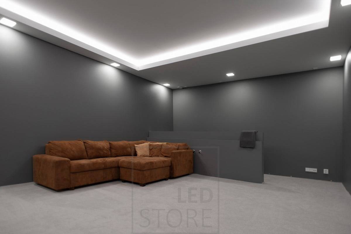 Eine stimmungsvolle Beleuchtung für einen fensterlosen Raum mit Paneellampen und LED-Streifen. Die Paneellampen sorgen für eine allgemeine Beleuchtung und die LED-Leiste für eine indirekte Stimmungsbeleuchtung durch die Decke. Ledstore.fi