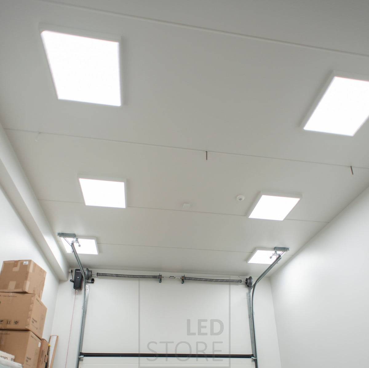600x600 Paneele in Oberflächenrahmen auf dem Dach einer Lagerhalle. Die Beleuchtung ist anpassungsfähig und effizient, es gibt keine dunklen Ecken im Raum. Ledstore.fi