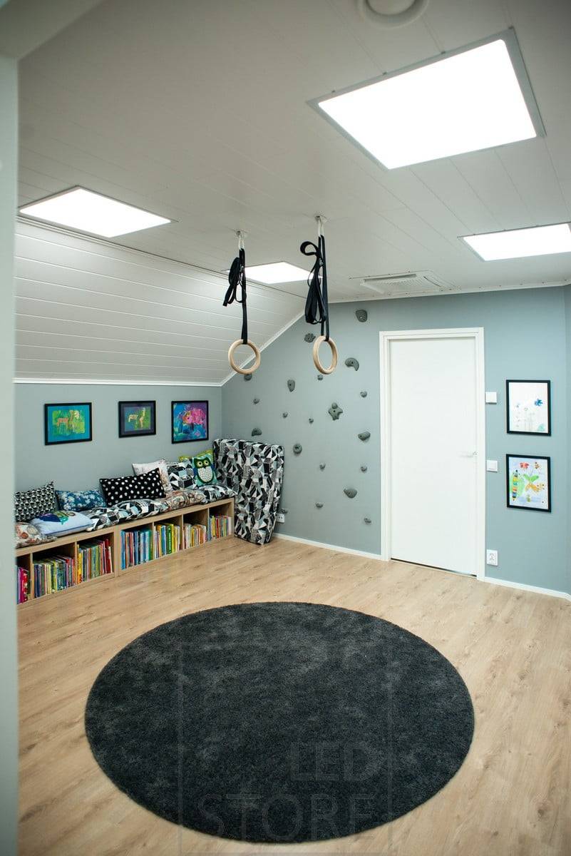 Die Led-Paneele an der Decke sind dimmbar und in der Farbtemperatur einstellbar, das Licht ist neutral. Keine dunklen Ecken im Spielbereich der Kinder. Ledstore.fi