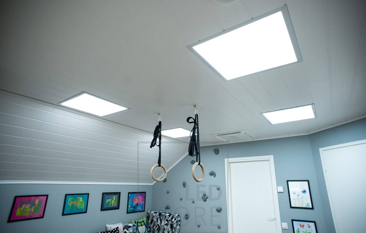 Die Led-Paneele an der Decke sind dimmbar und in der Farbtemperatur einstellbar. Keine dunklen Ecken im Spielbereich der Kinder. Ledstore.fi