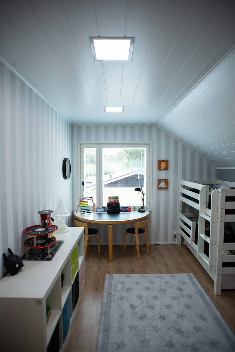 Kinderzimmerbeleuchtung - Deckenbeleuchtung mit farbtemperaturgesteuerten LED-Panel-Leuchten. Das kühle Licht erfrischt und fördert die Konzentration. Ledstore.fi