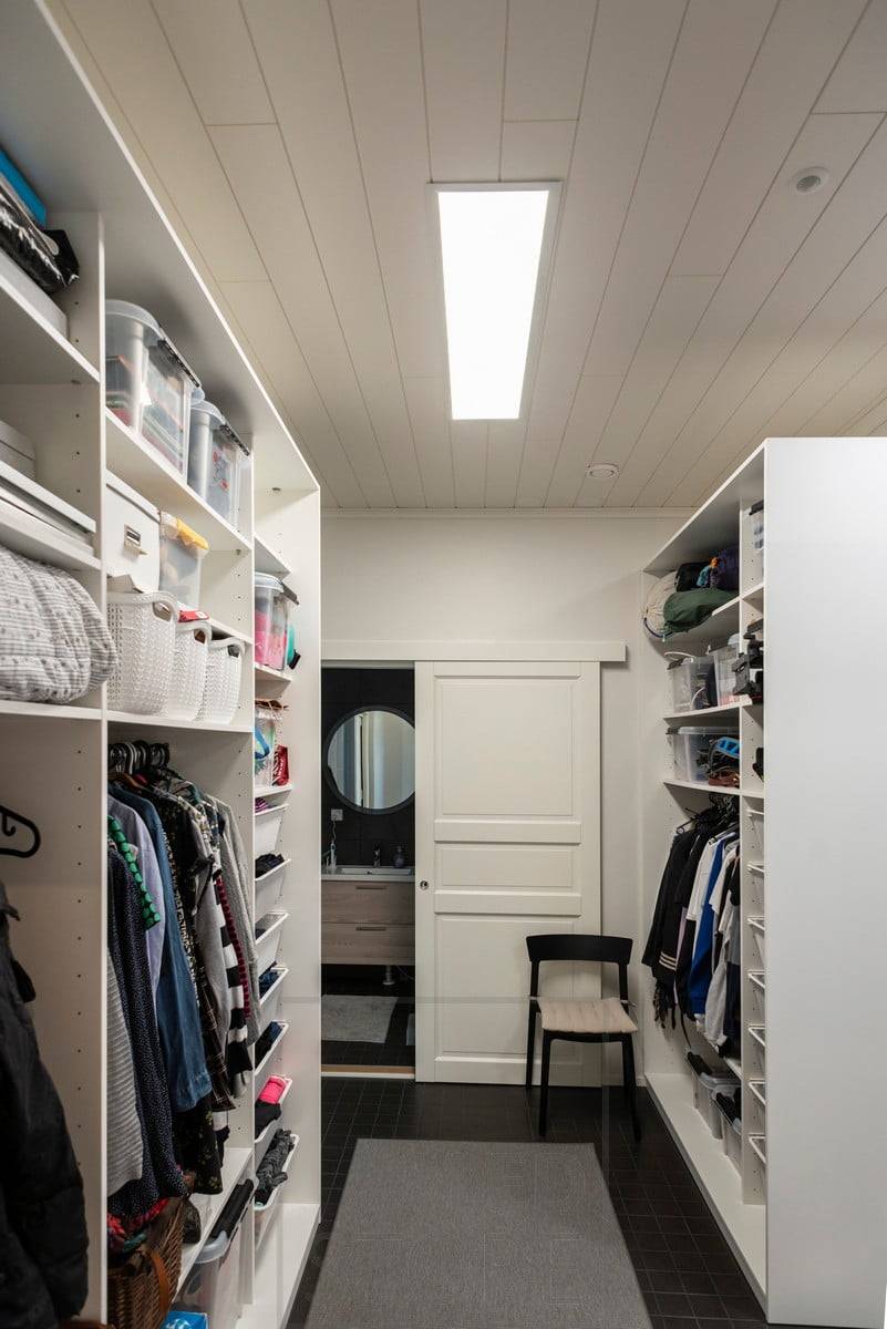 Led-Panel-Leuchte, die einen Kleiderschrank beleuchtet. Die Leuchte ist einfach und zeitlos und bietet eine effiziente und gleichmäßige Beleuchtung. Ledstore.fi