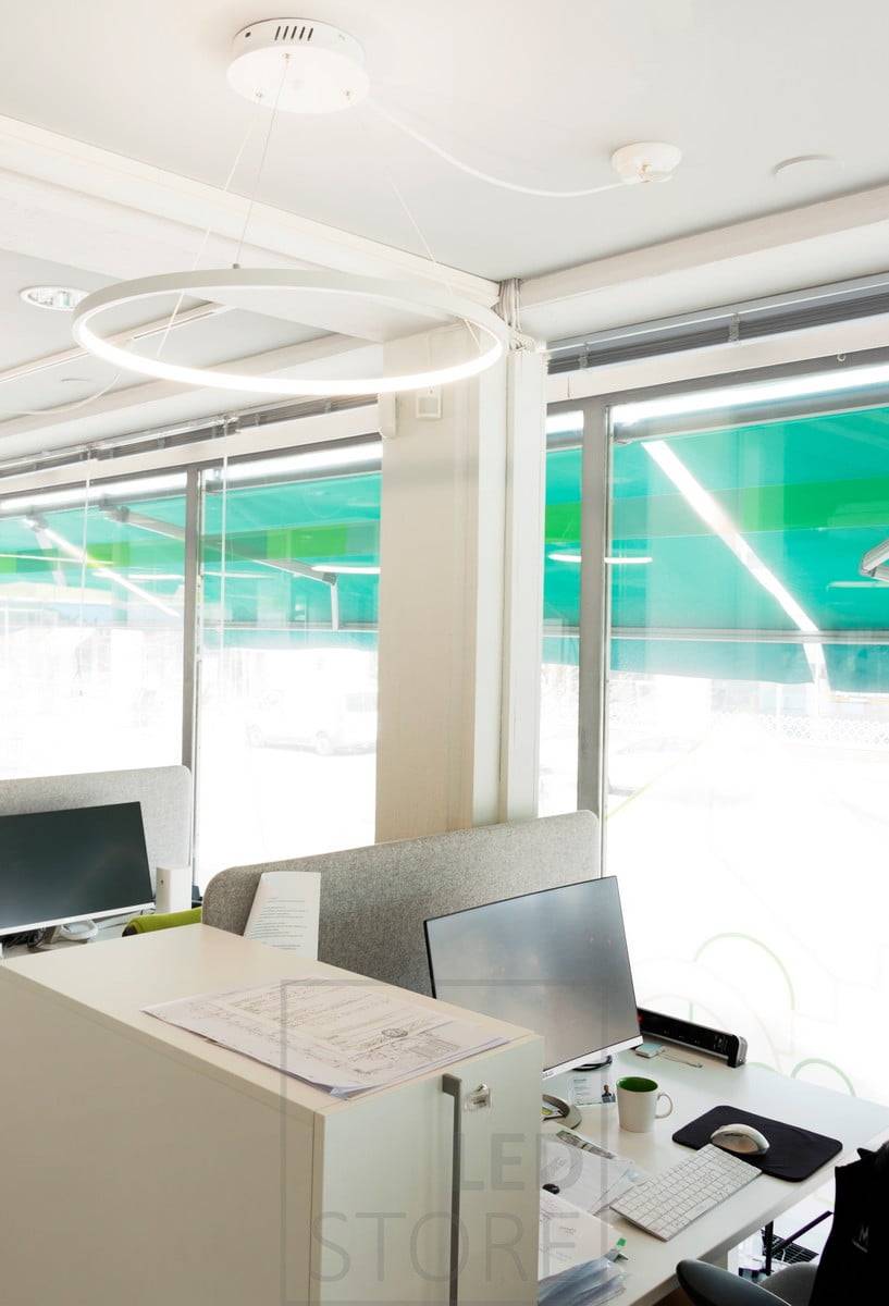 Das Büro wird von anmutigen und minimalistischen RINKELI-Pendelleuchten beleuchtet. Die Beleuchtung ist angenehm und einstellbar und blendet nicht den Bildschirmkopf beim Arbeiten. Ledstore.fi