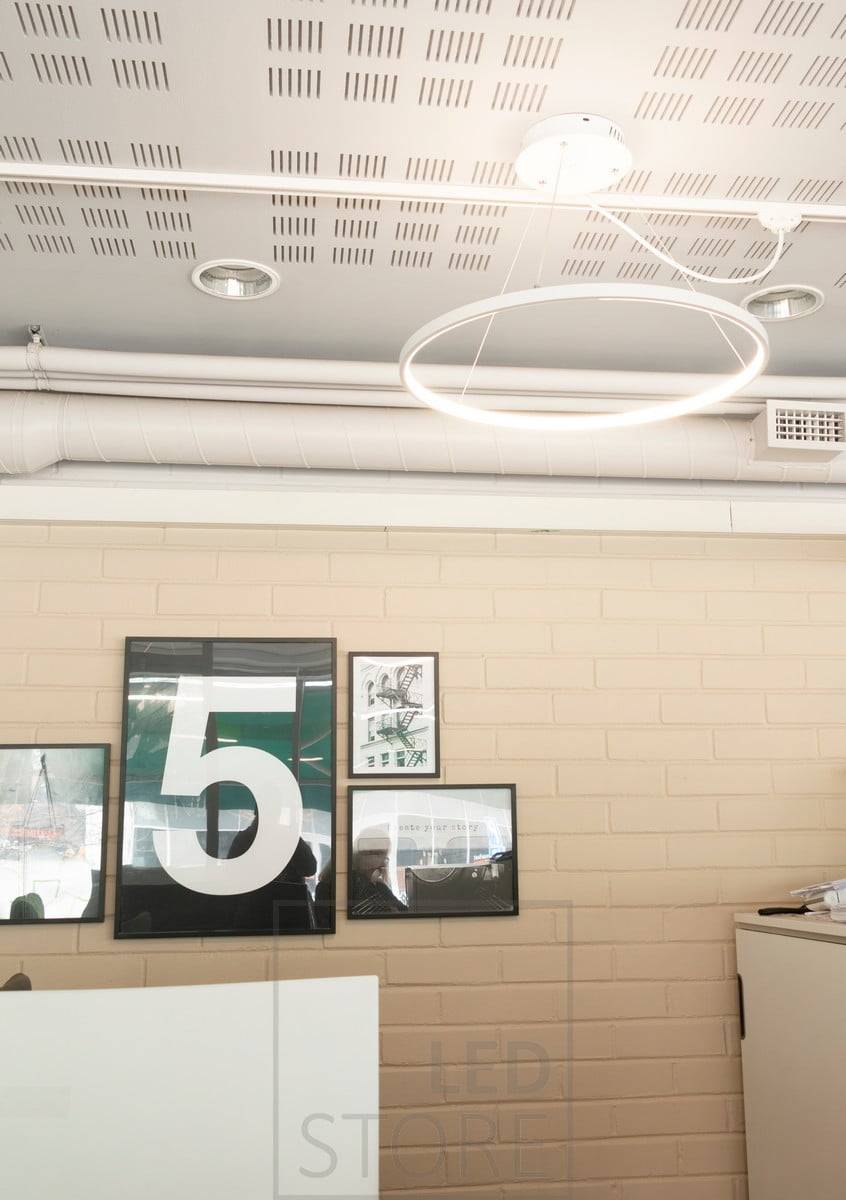 Das Büro wird von anmutigen und minimalistischen RINKELI-Pendelleuchten beleuchtet. Die Beleuchtung ist angenehm und einstellbar. Ledstore.fi