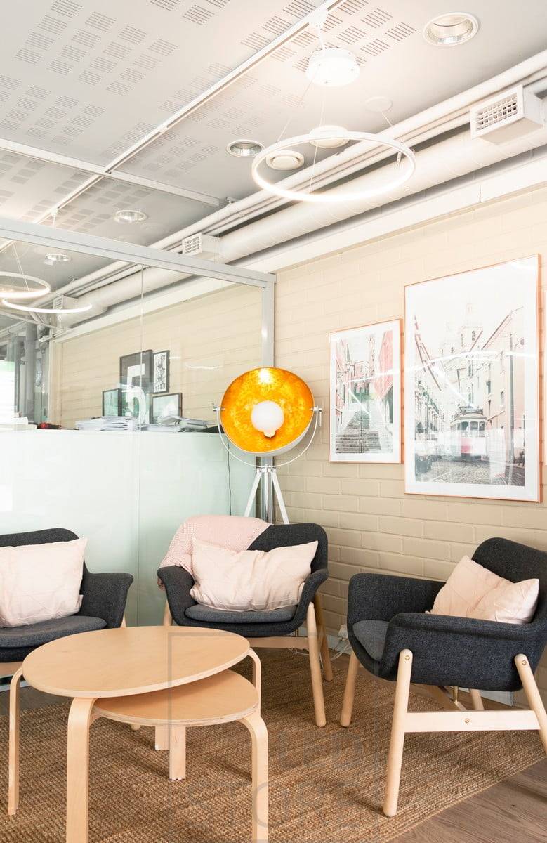 Das Büro wird von den anmutigen und minimalistischen RINKELI-Pendelleuchten mit angenehmem, hochwertigem Licht beleuchtet. Ledstore.fi